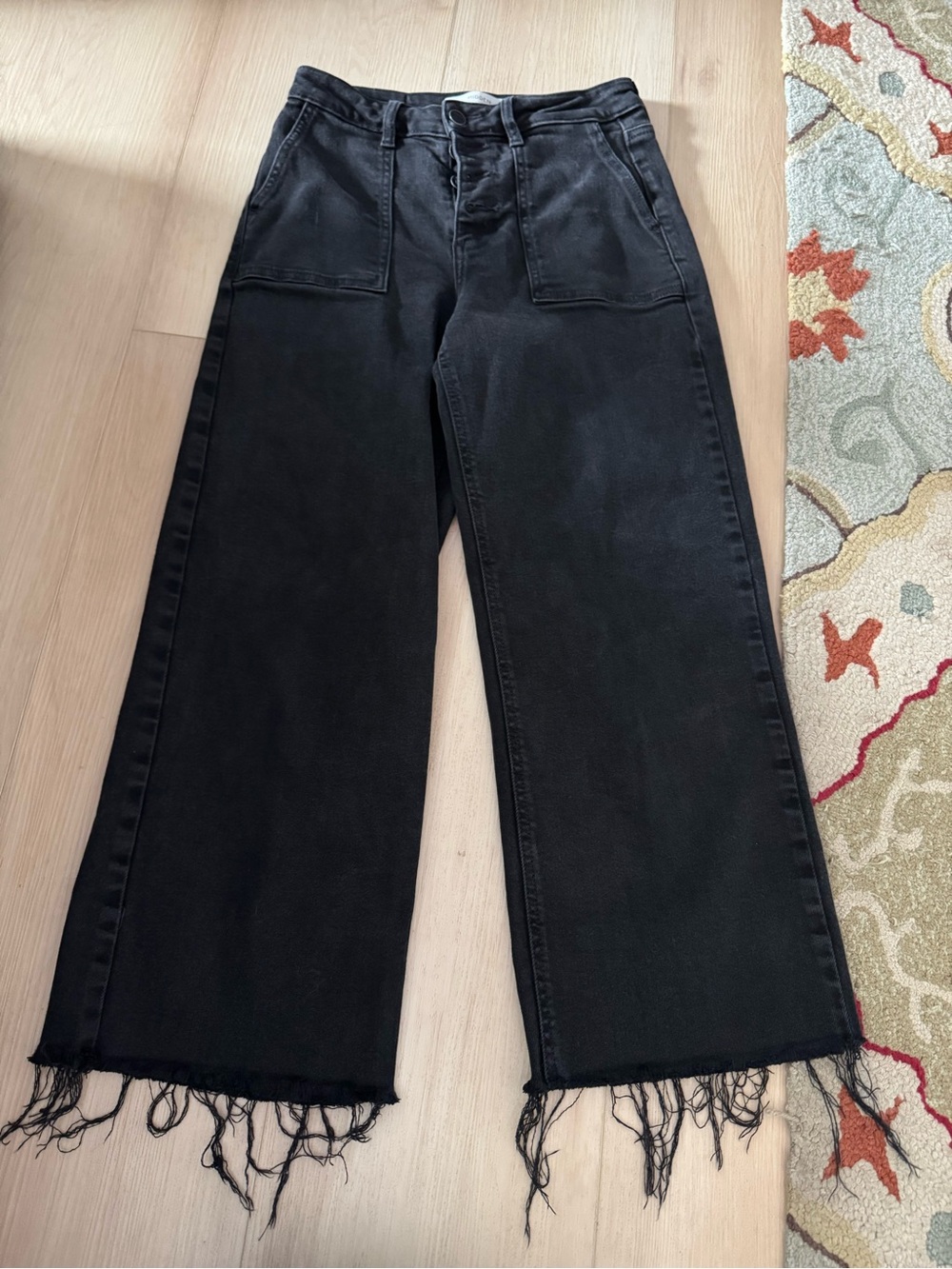 Wide-Leg Black Ankle Jeans with Frayed Hem